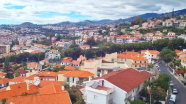 Funchal şehrinin çatısındaki teleferiğin güzel manzarası.