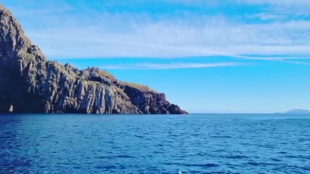 渡航ボートからの無人島の眺め — ストック動画