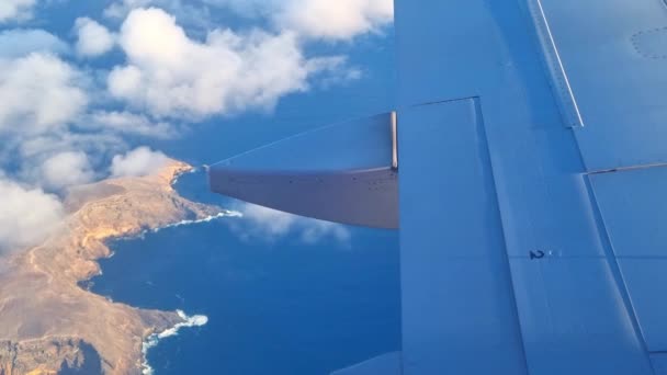 Αεροπλάνο Πετάει Πάνω Από Ένα Νησί Στον Ατλαντικό Ωκεανό — Αρχείο Βίντεο