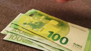 Avro olarak para sayıyorum. Bir kız avroya para yatırıyor.