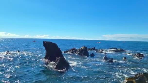 Błękitne Fale Morza Słoneczny Dzień Skały — Wideo stockowe