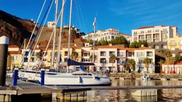 Funchal Πορτογαλία Νοεμβρίου 2022 Όμορφα Σύγχρονα Σκάφη Αγκυροβολούν Στην Προβλήτα — Αρχείο Βίντεο