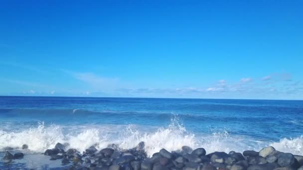 Vista Das Ondas Azuis Oceano Atlântico Num Dia Ensolarado — Vídeo de Stock