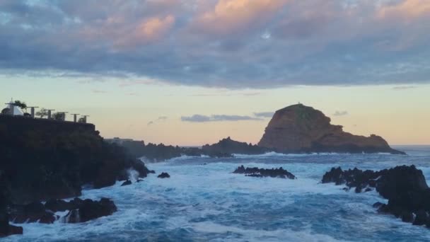 Grandes Olas Del Océano Lavan Costa Rompen Las Rocas — Vídeo de stock