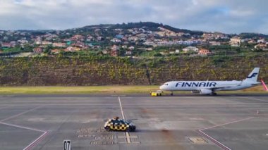 Madeira, Portekiz, 28 Kasım 2022: Funchal Havalimanı Madeira 'dan kalkan uçak