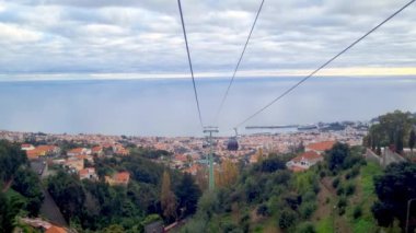 Funchal şehri ve Atlantik Okyanusu 'nun üstünden görüntüle