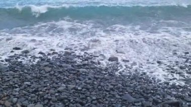 Dalgalar kıyıya vurur. Rocky Sahili. Çakıl