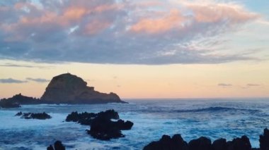 Portekiz 'in Madeira Adası kıyılarında güzel bir gün batımı.
