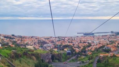 Teleferikle Funchal şehrinin görüntüsü