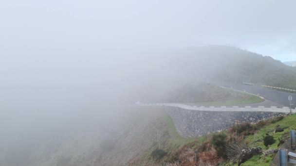 Niebla Gruesa Cima Montaña Camino Montaña Peligro — Vídeos de Stock
