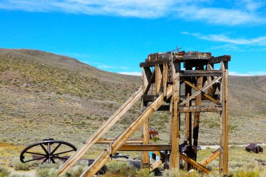 Hayalet bir kasabada eski ahşap harabe binalar.