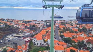 Madeira, Portekiz, 23 Kasım 2022: Teleferikten Funchal ve yolcu gemisi