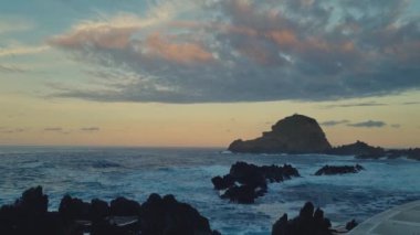 Güzel gün batımı ve Madeira Adası 'nın kayalık kıyıları