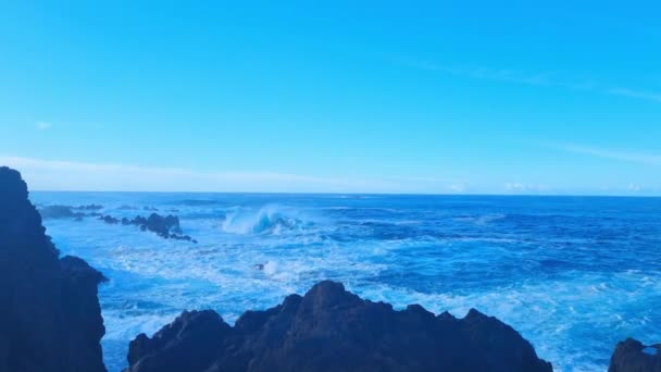 大西洋の大きな波が岩に衝突する — ストック動画