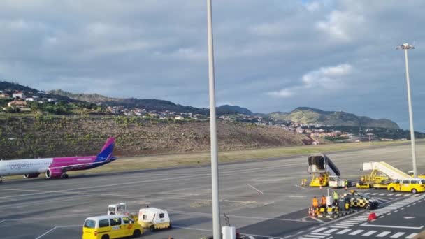 Funchal Portekiz Kasım 2022 Uçak Indikten Sonra Havaalanına Yaklaşıyor — Stok video