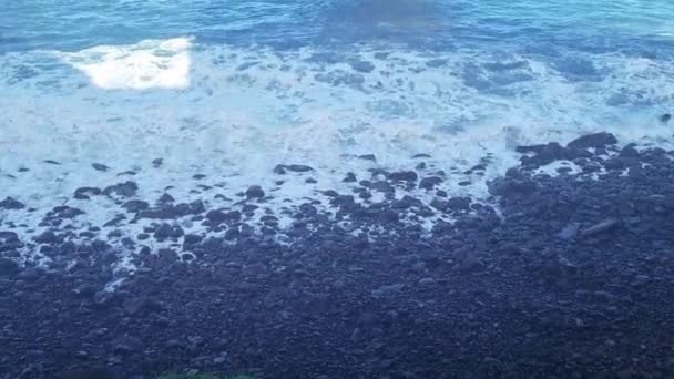 海や海の波が海岸に転がっている — ストック動画