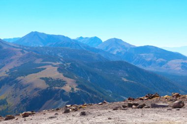 Sıcak bir yaz gününde resimli dağ yamaçları