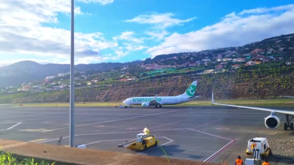 Madeira Portugal Novembro 2022 Aeronaves Serem Rebocadas Terminal Para Pista — Vídeo de Stock
