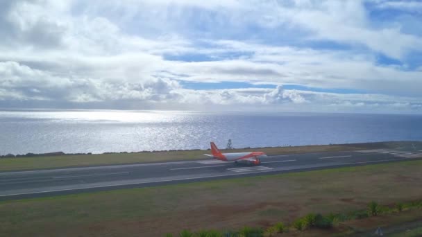 マデイラ ポルトガル 2022年11月24日 滑走路を運転している飛行機 — ストック動画