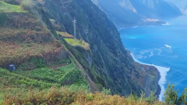 マデイラ島の山々の緑の斜面の上からの眺め — ストック動画