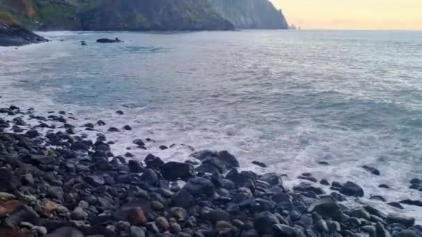海の日没でマデイラ島の美しい海岸 — ストック動画