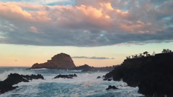 Óceán Gyönyörű Hullámai Szikláknak Ütköznek Naplementekor — Stock videók