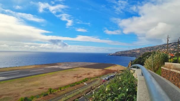 2022년 11월 25일 포르투갈 마데이라 도시의 활주로에 비행기 Madeira 포르투갈 — 비디오