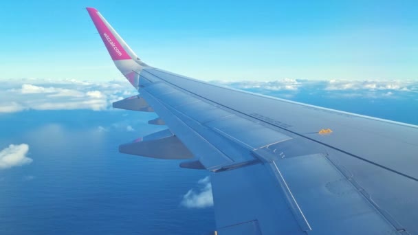 マデイラ ポルトガル 2222年11月22日 飛行機の窓からの海と雲の眺め — ストック動画