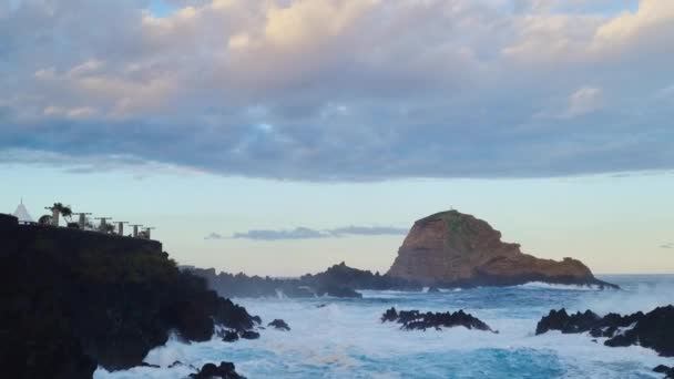 Velké Mořské Nebo Oceánské Vlny Zřítí Skalnatém Pobřeží Dovolená Ostrově — Stock video