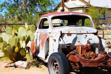 Arizona, ABD, 5 Eylül 2018: Eski bir arabayla 66. eski rota