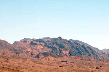 Güneşli sıcak bir günde resimli güzel dağlar