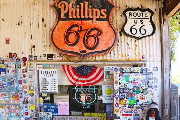 アリゾナ アメリカ 2018 有名なルート66上の古いガソリンスタンド ストック画像
