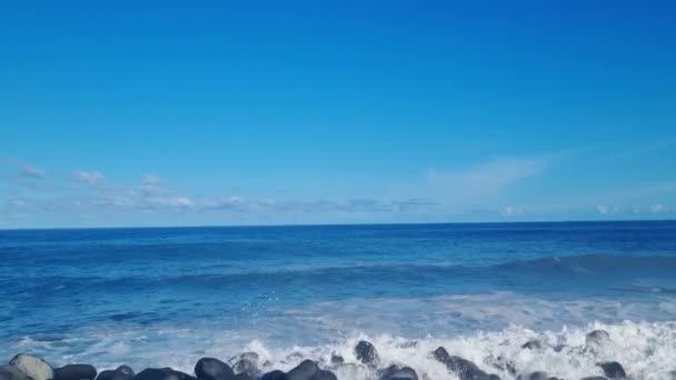 Die Wellen Des Meeres Oder Ozeans Brechen Der Felsigen Küste — Stockvideo