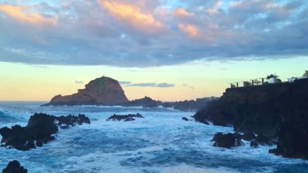 Вид Скелі Хвилі Океану Заході Сонця — стокове відео