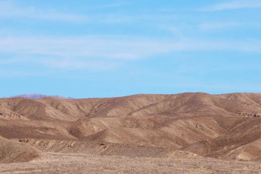 Dağların ve kumların kırmızı yamaçlarının manzarası
