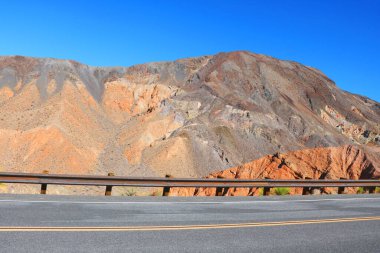 Arizona 'daki dağlara bakan güzel manzaralı bir yol.