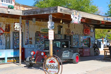 Arizona, ABD, 5 Eylül 2018, Route 66 'daki güzel benzin istasyonu.