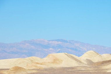 Güneşli bir günde ABD 'de sıcak çöl manzarası