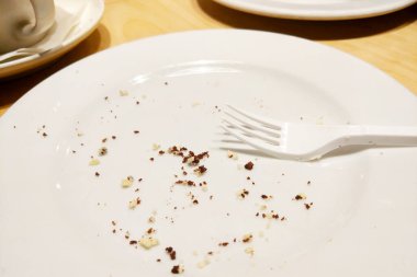 Restoranda yedikten sonra kirli beyaz tabak.