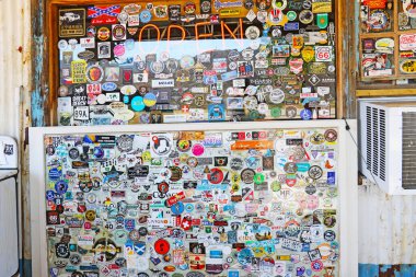 Arizona, ABD, 5 Eylül 2018 66. yoldaki eski benzin istasyonunda bir sürü çıkartma ve çıkartma var.