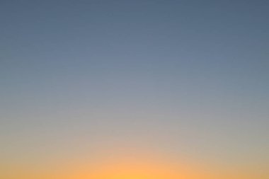 Günbatımı gökyüzünün parlak dokusu. Doğa arkaplanı