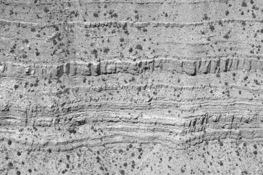 Kaya dokusunun siyah beyaz fotoğrafı
