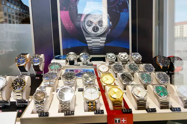 ドレスデン ドイツ 2023 美しいティソの時計とショーケース ロイヤリティフリーのストック写真