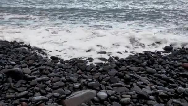 Fale Morza Lub Oceanu Toczą Się Skalistą Plażę Skały Wulkaniczne — Wideo stockowe