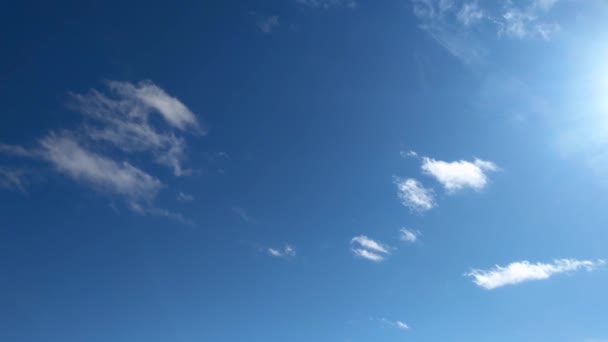Silhouet Van Een Vliegend Vliegtuig Tegen Een Blauwe Lucht — Stockvideo