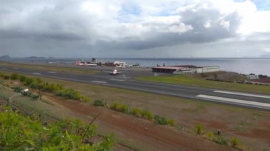 Funchal, Portekiz, 25 Kasım 2022: Funchal, Madeira Portekiz havaalanından kalkan uçak