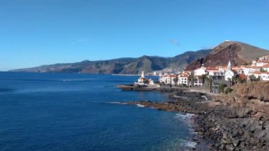 Güneşli bir günde Madeira adasının kıyısında