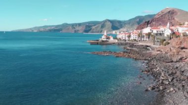 Madeira Adası 'nın güneşli kıyılarının güzel manzarası