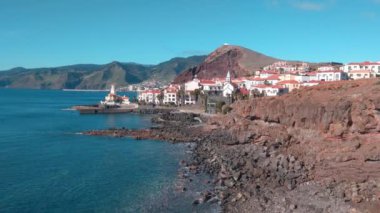 Okyanustaki Madeira Adası kıyılarının havadan görünüşü