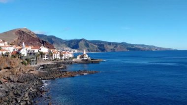 Atlantik Okyanusu 'ndaki Madeira adasının kıyısında. Popüler bir turizm merkezi